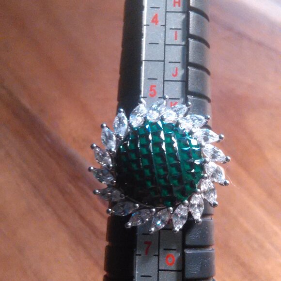 Simulated White and Green Diamond Sunburst Sterling Silver Ring (Size 6) - Picture 8 of 11